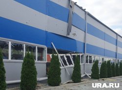 В результате атаки дронов ВСУ также было повреждено складское помещение в Рыльске