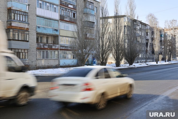 Автолюбитель показал мастер-класс по управлению машиной без рук