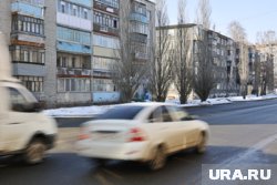 Автолюбитель показал мастер-класс по управлению машиной без рук