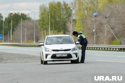 Инспекторы ГИБДД привлекли к ответственности девушку, катавшую пассажиров на крыше