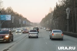 Из автомобиля стал исходить черный столб дыма (архивное фото)