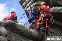 Вертолет уже доставил тела Елены и Артема на взлетную площадку