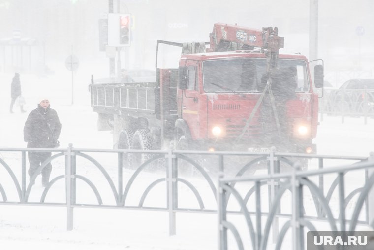 Водители попали в снежный плен на трассах Сургутского района