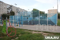 Как только мужчина увидел маму и ребенка, то разделся полностью
