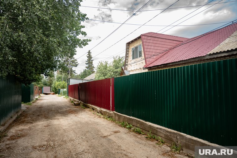 Со слов очевидцев, водитель авто, влетевшего в забор жилого дома, был пьян