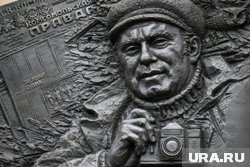 Мемориальная доска на доме, в котором жил обозреватель «Комсомольской правды» Василий Песков