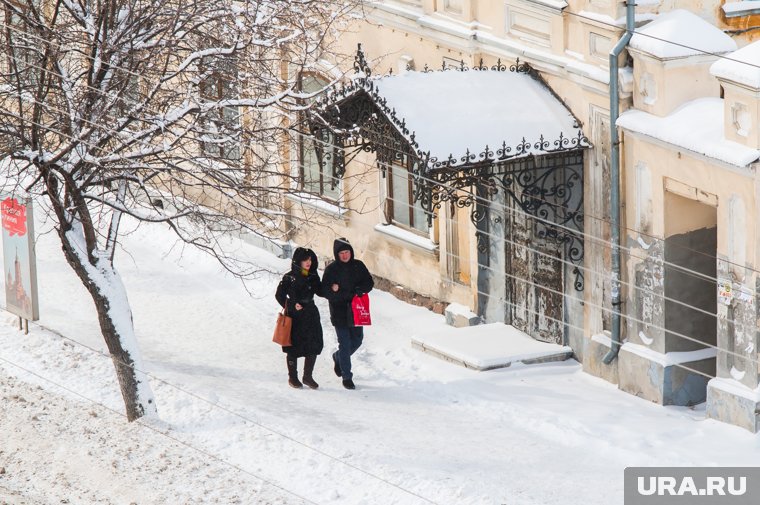 В небольшом городке в Кировской области те же проблемы, что и в других городах России - снег не чистят и из аварийного жилья не переселяют