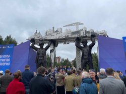 Автор бронзового монумента - скульптор из Сургута Алексей Тютнев 
