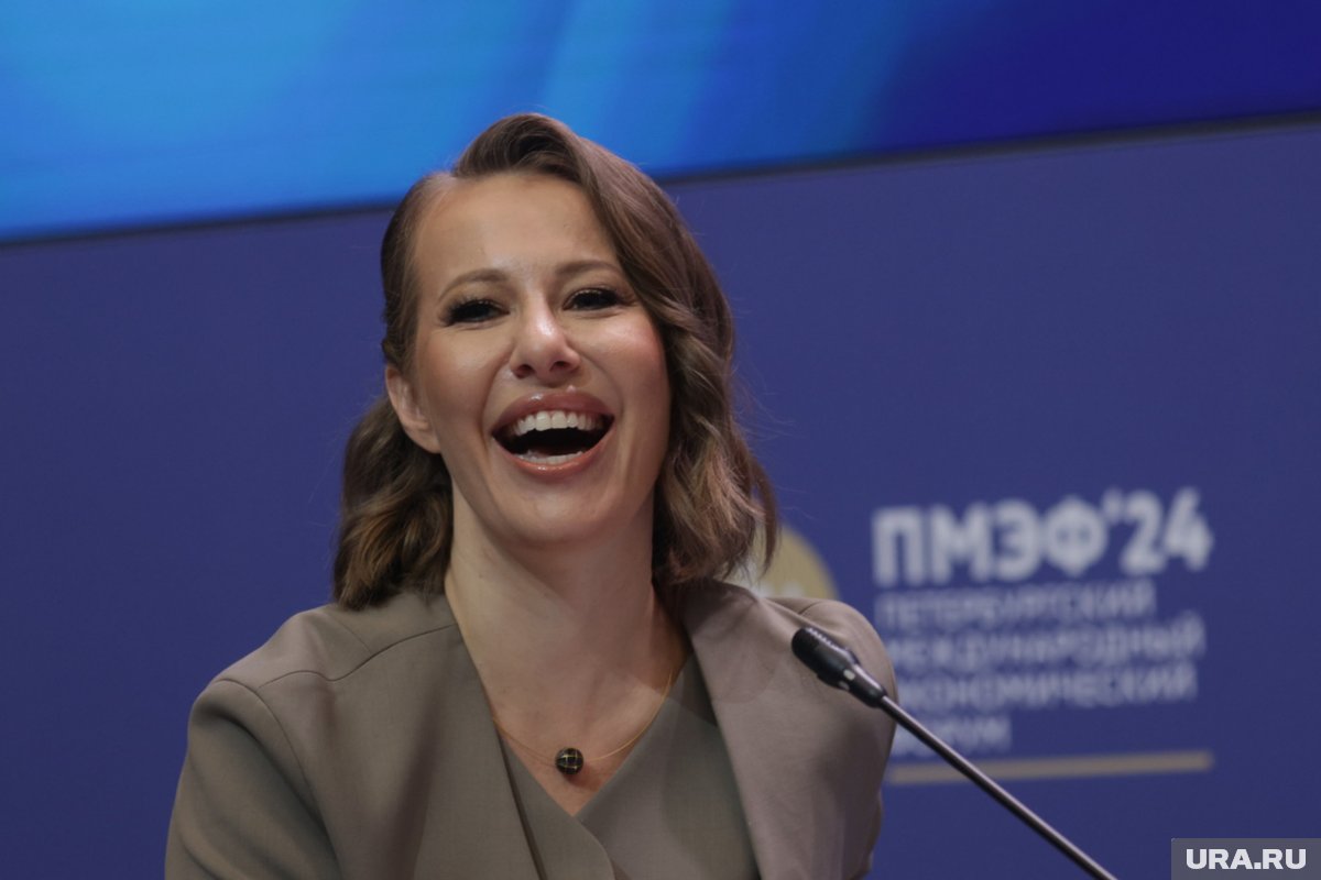 Собчак высмеяла людей за их национальные костюмы на прямой линии Путина