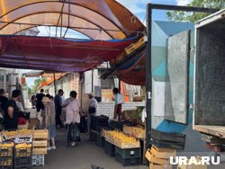 Мини-рынок за ТРК «Космос» разобрали на 80%, но торговцы фруктами распродают остатки