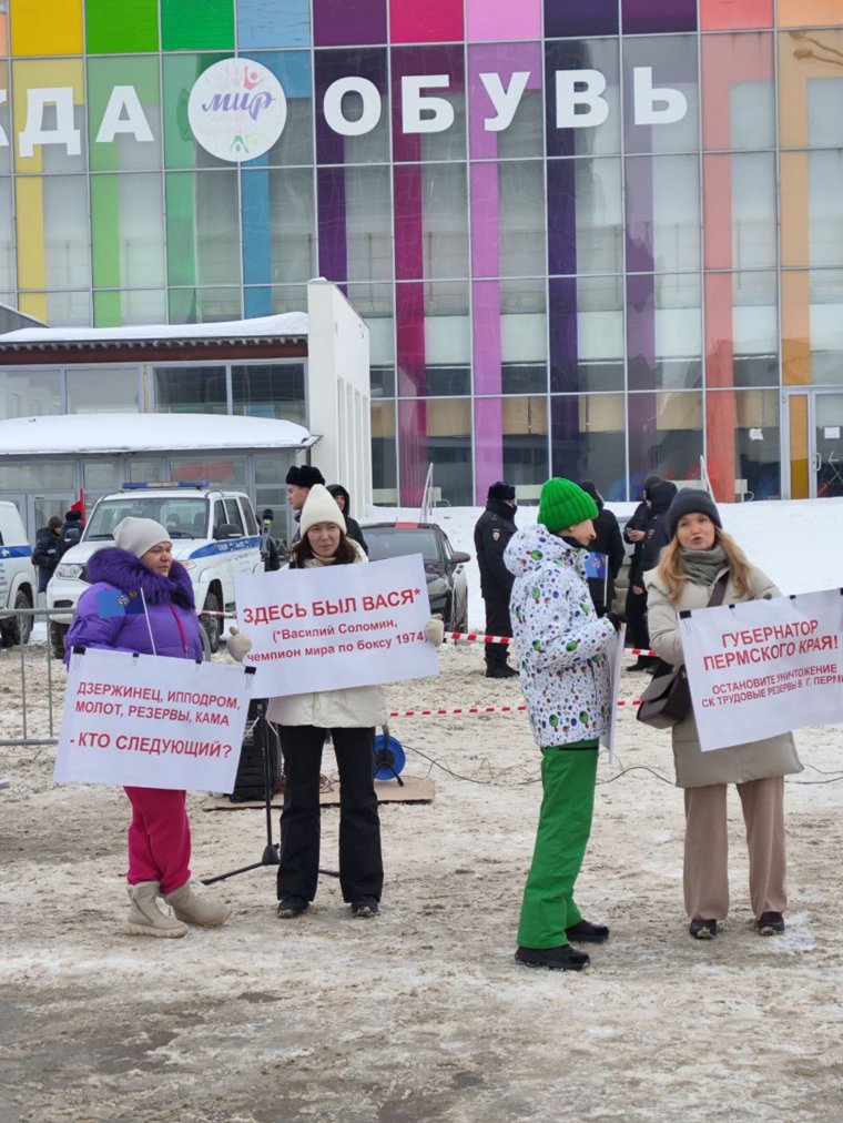 Митингующие собрались на пешеходной аллее у здания бывшего кинотеатра «Искра» 