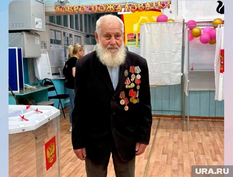 Александр Павлович лично пришел на избирательный участок, чтобы отдать свой голос на выборах депутатов ЗСО