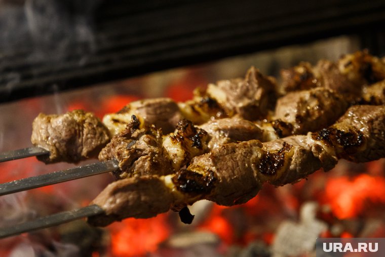 Мясо для шашлыка следует наразить покрупнее, чтобы не пересушить его на углях
