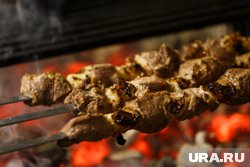 Мясо для шашлыка следует наразить покрупнее, чтобы не пересушить его на углях