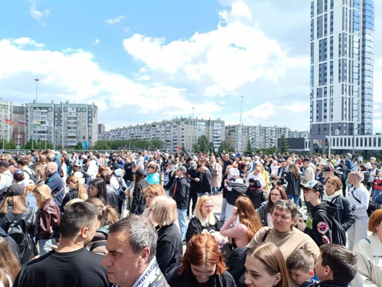 Огромная толпа болельщиков пришла увидеть финалистов Кубка Гагарина - команду «Трактор»