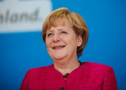 Меркель рассмеялась на просьбу Трампа о повышении расходов, заявил Столтенберг 