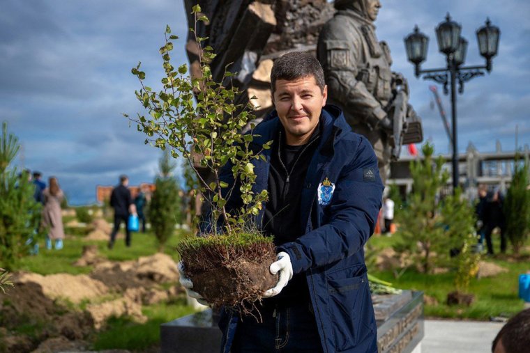 Дмитрий Артюхов посадил березу в Парке Победы