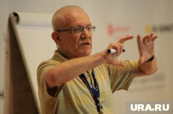 Александр Митта редко появлялся на экране, но его эпизодические персонажи всегда добавляли фильму шарма 