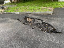 Жители дома считают, что пустоты от старых люков стали причиной провалов