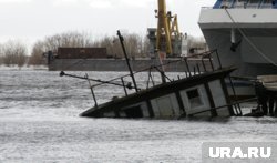 Затонувшее в Сургуте судно засоряет акваторию реки