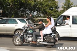 Девушки разъезжали по городу на мотоциклах в платьях и фатой (Архивное фото)