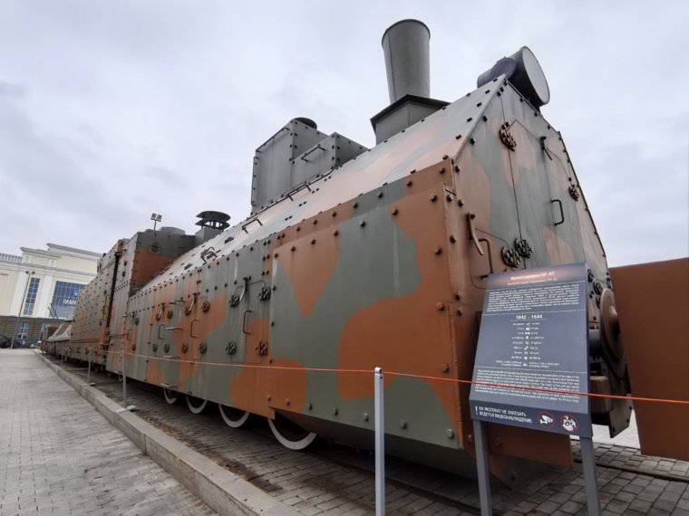 Паровоз О-6698 сегодня находится в составе бронепоезда.