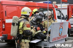 Площадь пожара составляет 400 кв. м, сообщает МЧС