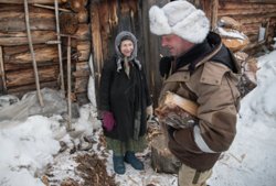 Женщине помогают волонтеры