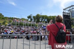 Камскую набережную заполонили нарядно одетые юноши и девушки