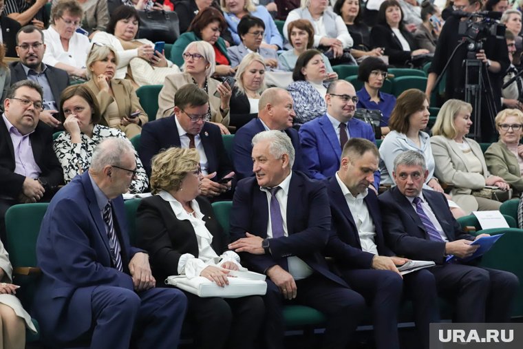 Руководители частенько взаимодействуют на разных мероприятиях. Фото с августовского педагогического совещания