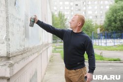 Артем Барбашин закрасил граффити, рекламирующие запрещенные вещества в Челябинске