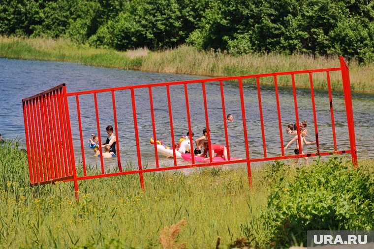 Так называемый "лягушатник" для детей, который раньше находился в воде, теперь стоит далеко от нее из-за обмеления озера