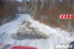 Трактор вышел на расчистку зимней дороги провалился в воду