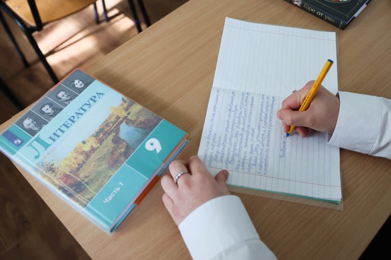 Повод вспомнить школьные правила и улыбнуться, ведь иногда одна «забытая» запятая решает судьбу целого предложения