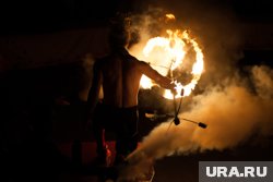 Искра отлетела от фаера во время вечернего шоу аниматоров