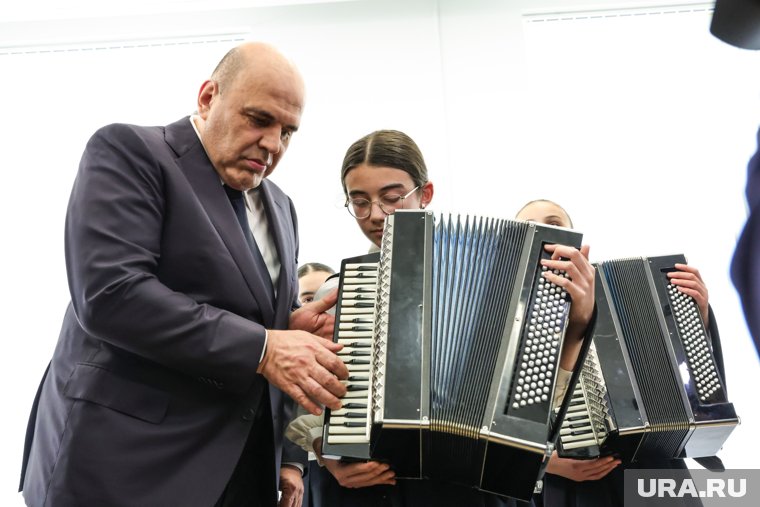 Мишустин сыграл с ученицей музыкальной школы на осетинской гармонике композицию «Священная война»