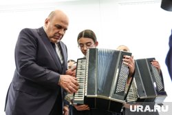 Мишустин сыграл с ученицей музыкальной школы на осетинской гармонике композицию «Священная война»