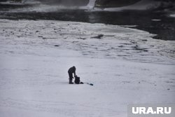 При падении с льдины нужна раскинуть в стороны руки, чтобы не провалиться с головой под лед