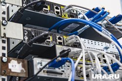 Для проведения сети использовались транспондеры и оптические усилители