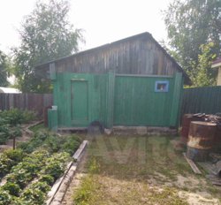 На участке стоит деревянный дом