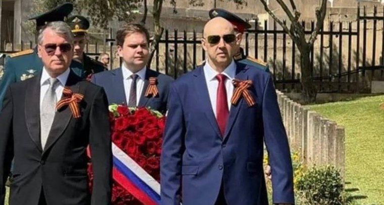 Суровикин (справа на фото) находится там, где необходима защита интересов России, заявил Колясников