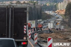 Дорожники призывают водителей объехать пробку по другой дороге