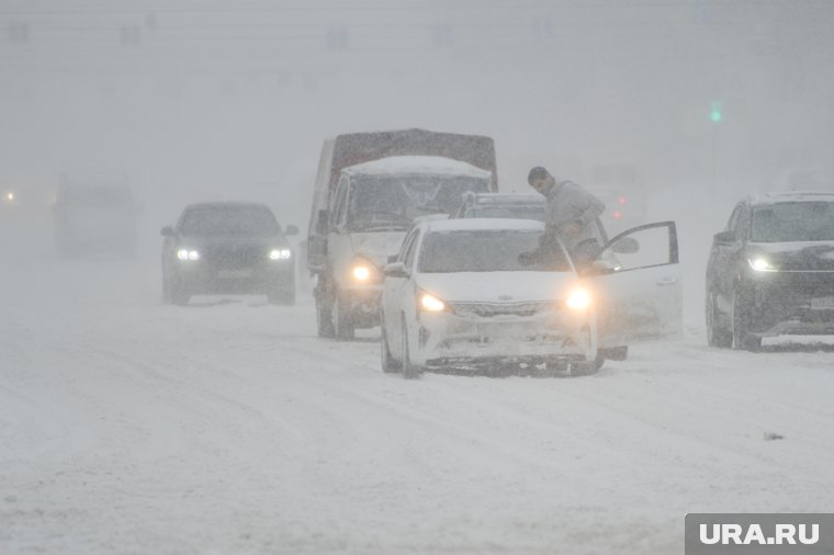 Дороги ХМАО перекрыли из-за снежного коллапса