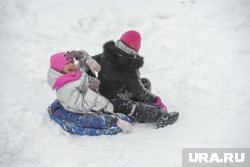 Катаясь на санках или тюбинге, следите, чтобы на склоне не было деревьев или пней