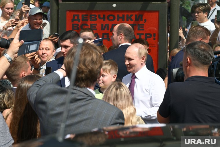 Петербуржцы и гости города окружили президента, как только он вышел из своей машины