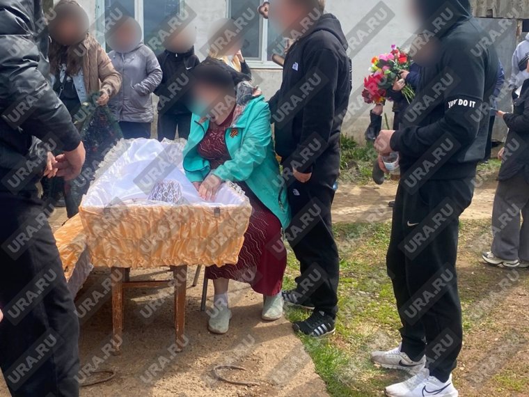 В 13:45 гроб с телом Надежды вынесли из дома. Мать и отец погибшей с трудом сдерживали эмоции. Женщину трясло, она плакала. Возле гроба она повторяла: моя девочка, господи, моя девочка