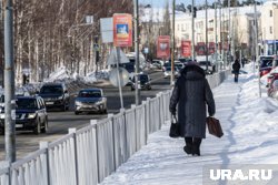 Школьники кидают петарды под ноги пешеходам на улице