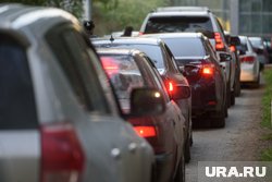 Пробка образовалась из-за большого количества машин и переезда