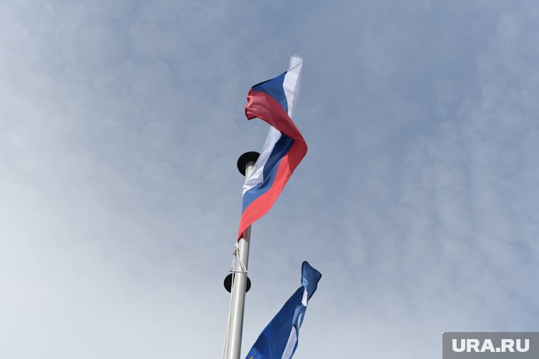 Флаги подняли во всех округах области и районах города