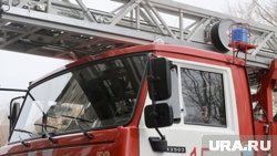 В Екатеринбурге загорелся склад на несколько тысяч «квадратов». Фото, видео